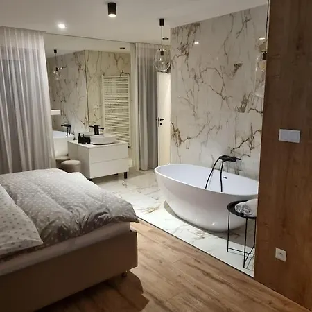 Krasny S Vybavenim A Bezplatnym Parkovanim Apartamento Banská Bystrica